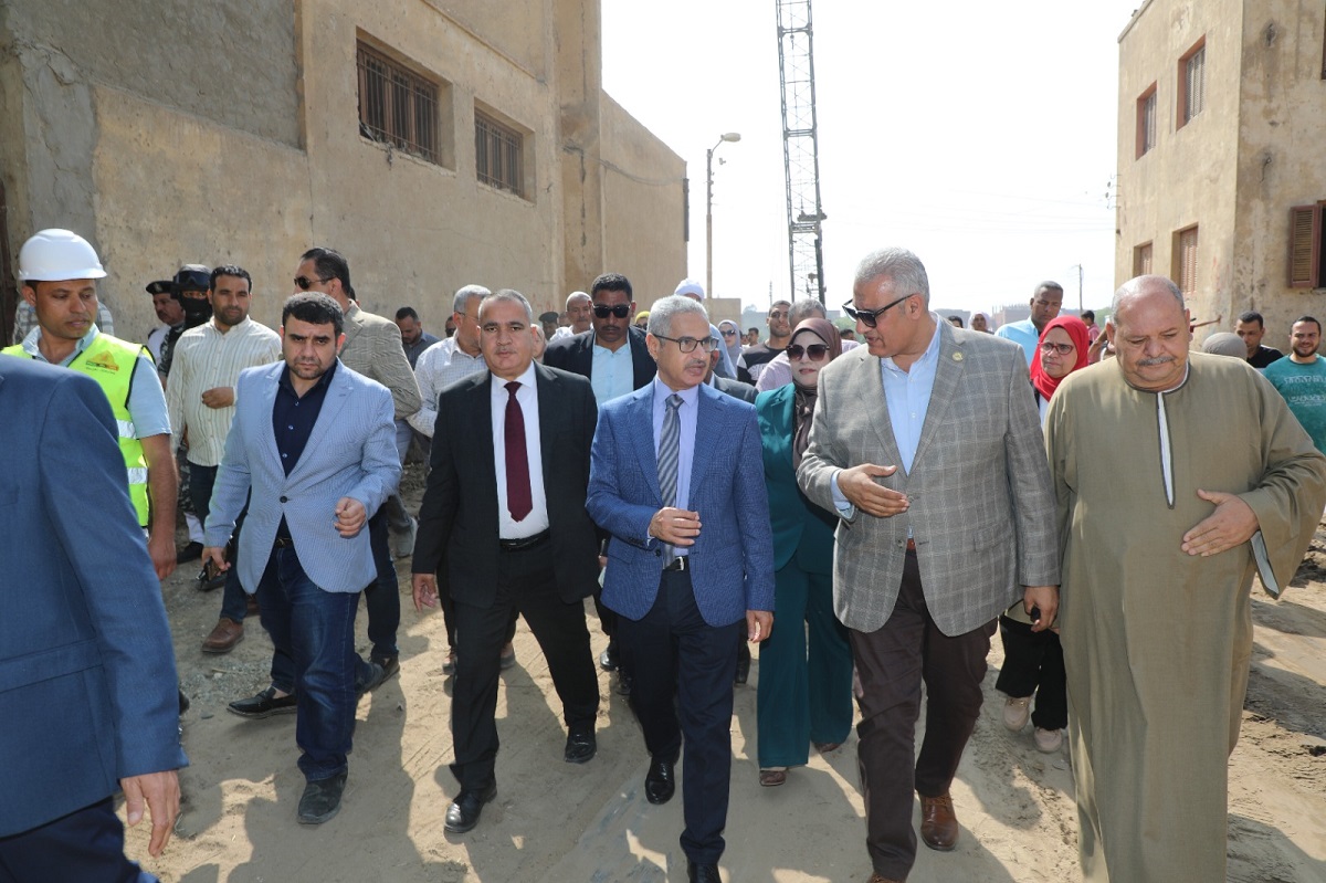 المحافظ يتفقد العمل في مشروع الصرف الصحي بمنهرو